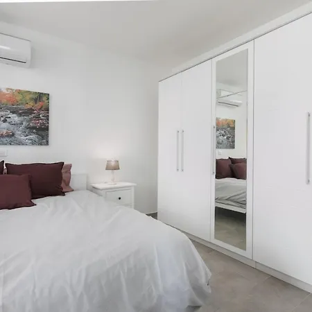 The View & Art Gallery Apartment, Free Parking Апартаменты Макарска